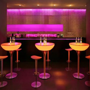 le champagne table with stools